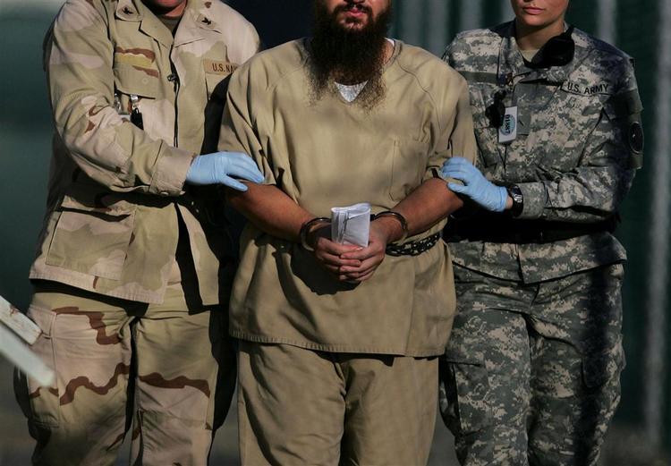 En ny FBI-rapport afslører flere tilfælde af grov fangemishandling på den amerikanske Guantanamo-base på Cuba. 