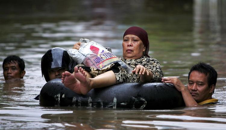 Flere steder i Jakarta er vandet steget så megte, at befolkningen lig eakkurat kan have hovedet over vand 