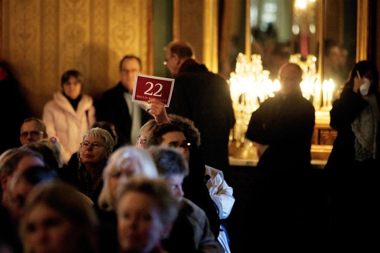 En stor lysekrone med burformet stel af forgyldt bronze blev solgt for 120.000 kroner. 