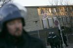 Omkring 150 unge har forskanset sig i et besat hus i Københavns Nordvestkvarter. 