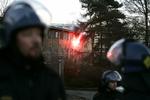 Politiet er trængt ind i bygningen på Grøndalsvænge Allé 13, hvor en flok unge har besat et hus. 