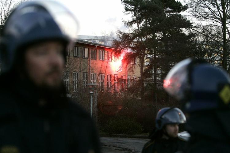 Politiet er trængt ind i bygningen på Grøndalsvænge Allé 13, hvor en flok unge har besat et hus. 