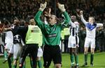 Gladbachs amerikanske keeper Casey Keller jubler efter den første sejr i 13 forsøg. 