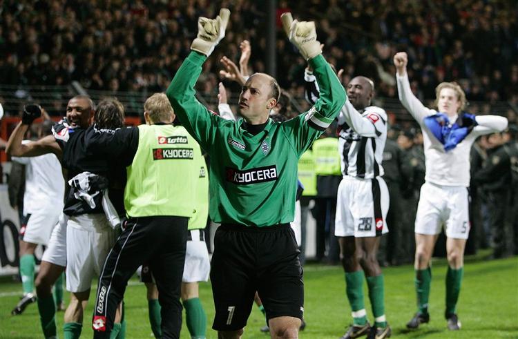 Gladbachs amerikanske keeper Casey Keller jubler efter den første sejr i 13 forsøg. 