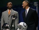 Chicago-træner Lovie Smith (t.v.) med Indianapolis-træner Tony Dungy foran Vince Lombardi-trofæet. 