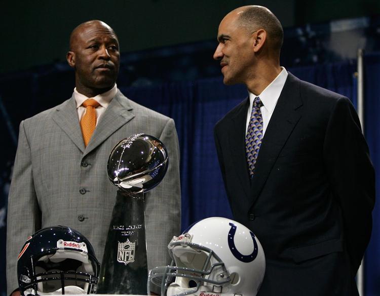Chicago-træner Lovie Smith (t.v.) med Indianapolis-træner Tony Dungy foran Vince Lombardi-trofæet. 
