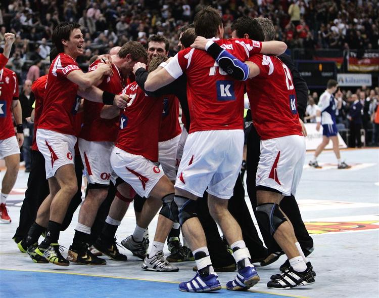 Med en overbevisende seksmåls-sejr over Frankrig har Danmark sikret sig den første VM-medalje i 40 år. 