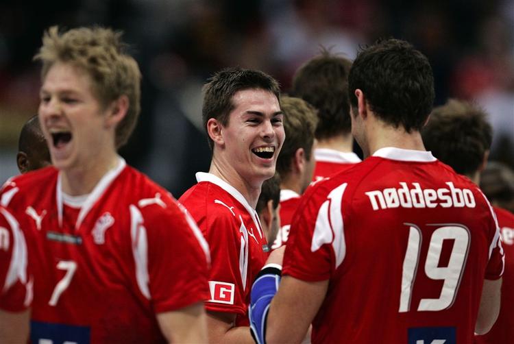 Jesper Jensen, Per Leegaard og Jesper Nødesbo glæder sig over sejren i bronzekampen mod Frankrig. 