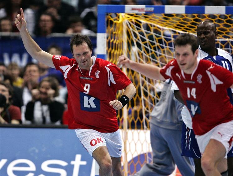 Lars Christiansen (t.v.) og Michael V. Knudsen jubler over en scoring i bronzekampen mod Frankrig. 