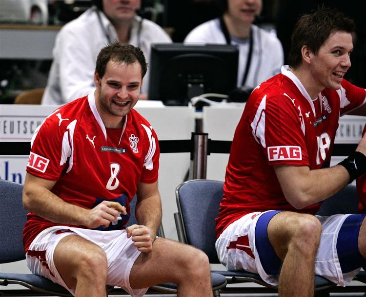 Lars Rasmussen og Anders Oechsler ser til fra bænken under Danmarks bronzekamp mod Frankrig. 