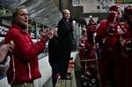 Karsten Arvidsen i rød jakke ser til, mens den canadiske træner Enio Sacilotto i baggrunden stryrer slagets gang i fredagens kamp mod Frederikshavn. 