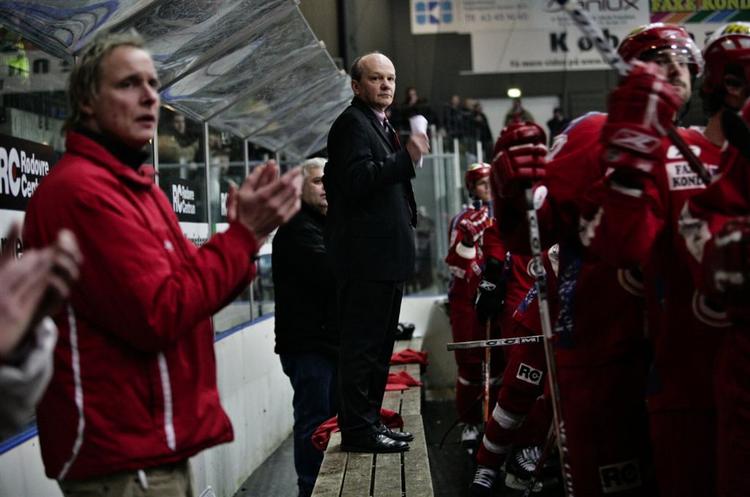 Karsten Arvidsen i rød jakke ser til, mens den canadiske træner Enio Sacilotto i baggrunden stryrer slagets gang i fredagens kamp mod Frederikshavn. 