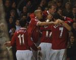 Manchester Uniteds spillere fejrer Paul Scholes mål til 3-0. 