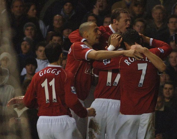 Manchester Uniteds spillere fejrer Paul Scholes mål til 3-0. 