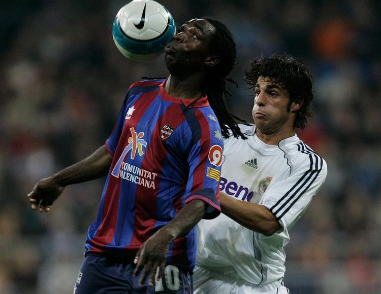Real Madrids Miguel Torres (t.h.) i duel med Levantes Riga Mustapha under søndagens kamp på  Santiago Bernabeu i Madrid. 