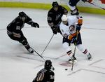 New York Islanders' Viktor Kozlov (25), bryder igennem Washingtons forsvar i søndagens kamp, hvor Frans Nielsen var på isen i syv skift. 