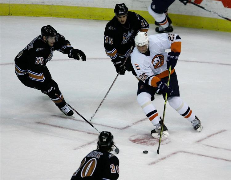 New York Islanders' Viktor Kozlov (25), bryder igennem Washingtons forsvar i søndagens kamp, hvor Frans Nielsen var på isen i syv skift. 