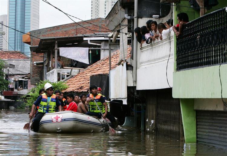 Indonesisk Røde Kors transporterer forsyninger ind og folk ud af de ramte områder i Jakarta. 