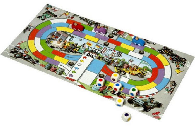 I 'Monza' skal de seks farvede terninger kombineres mest fordelagtigt, så ungernes små træbiler kommer hurtigst frem. Foto: Rune Pedersen 