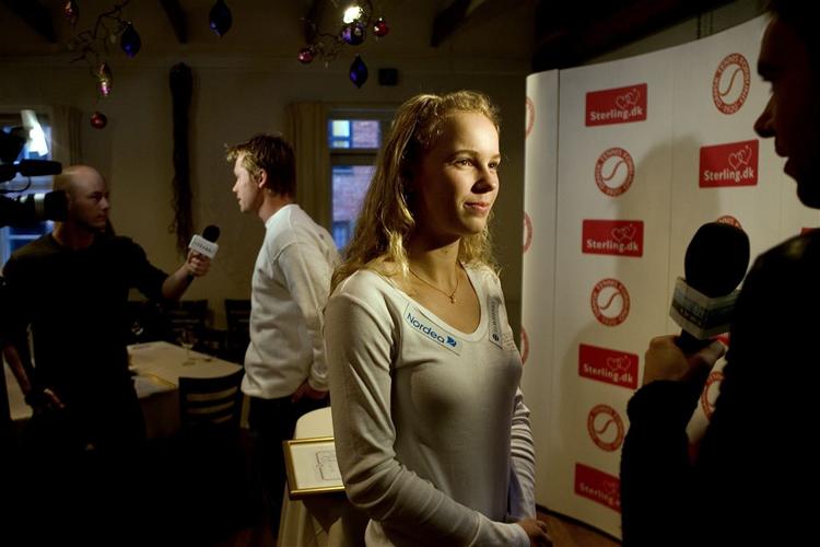 Caroline Wozniacki er efter mindre end et år med seniorturneringer nu tæt på at være Danmarks næstbedste tennisspiller efter Kristian Pless (i baggrunden). 