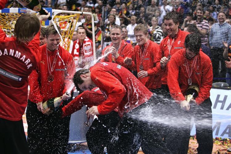 Michael V. Knudsen får et skud champagne efter medaljeoverrækkelsen. 