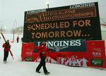 Kraftig blæst og dårlig sigt har igen udsat konkurrencerne ved det alpine ski-VM i Åre, Sverige. 