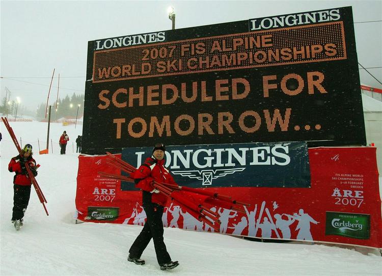 Kraftig blæst og dårlig sigt har igen udsat konkurrencerne ved det alpine ski-VM i Åre, Sverige. 