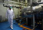 En iransk ansat på uranberigelsescenteret i Isfahan i Iran tjekker anlægget. 