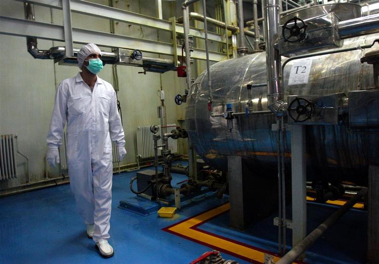 En iransk ansat på uranberigelsescenteret i Isfahan i Iran tjekker anlægget. 