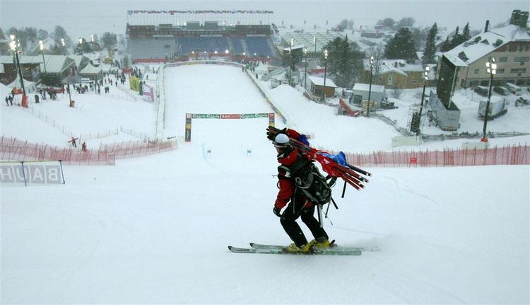 En VM-official på vej ned af superg-G løjpen i Åre, Sverige. Dårlig sigt og hård vind har for anden gang udsat mændenes super-G løb. 