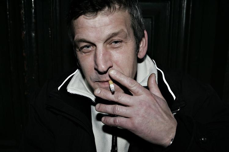 Danske rygere får lov at vente lidt endnu med at skodde cigaretten på arbejdspladsen. 