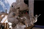 Astronaut Sunita Williams reparerer rumstationens klimaanlæg på sin lange rumvandring. 