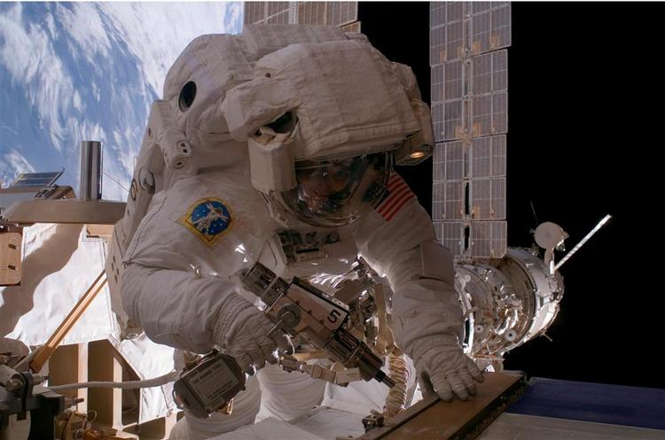 Astronaut Sunita Williams reparerer rumstationens klimaanlæg på sin lange rumvandring. 