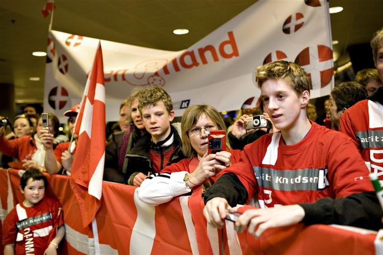 Begejstrede fans ventede sammen med spillernes familier  utålmodigt på bronzevinderne. 
