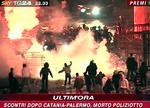 Efter en kamp mellem rivalerne Catania og Palermo udbrød der optøjer, som  kostede en politibetjent livet. 