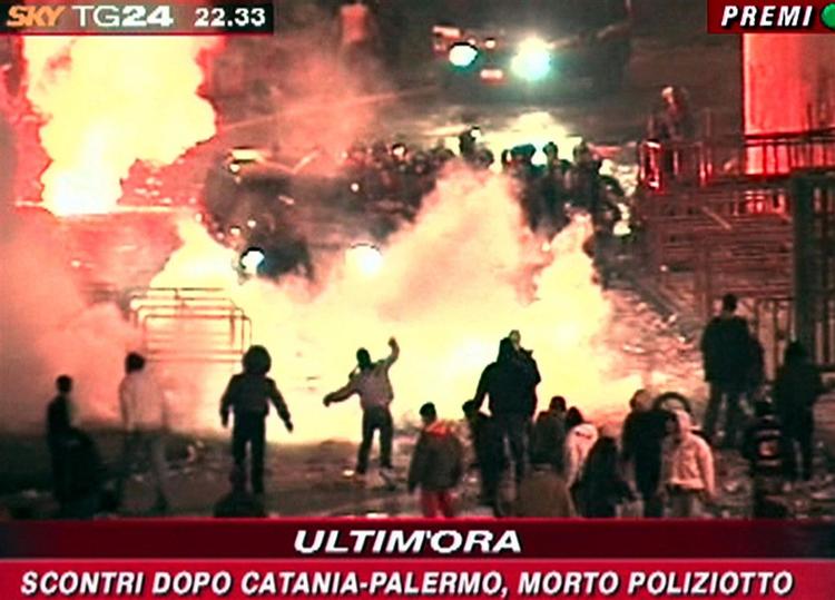 Efter en kamp mellem rivalerne Catania og Palermo udbrød der optøjer, som  kostede en politibetjent livet. 