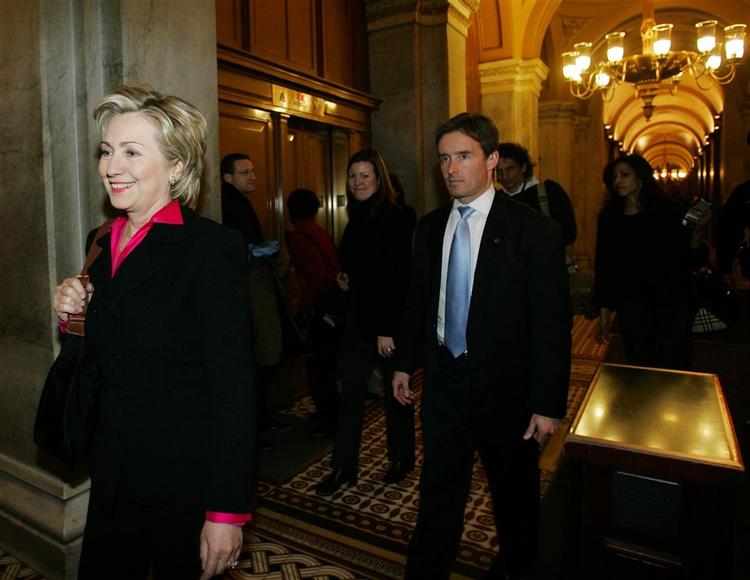 Den demokratiske enator Hillary Clinton forlader Capitol Hill, efter at republikanerne i aftes blokerede for en debat om udsendelse af yderligere soldater til Irak. 