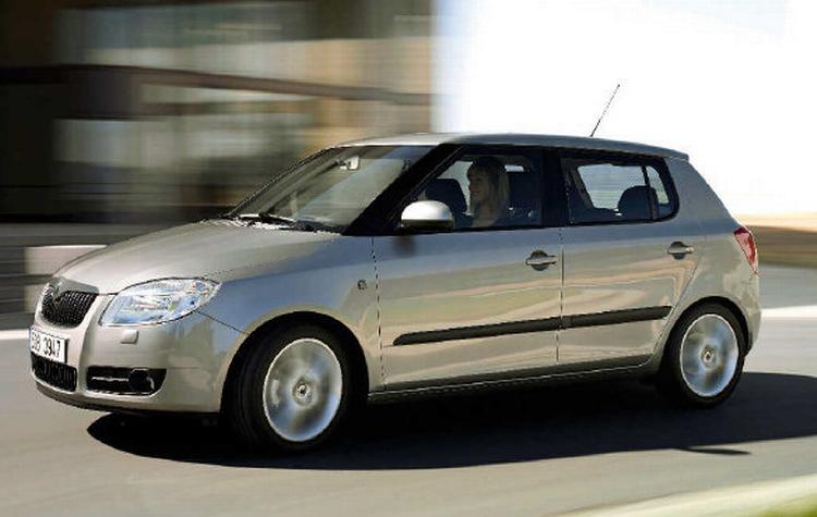 Den nye Skoda Fabia er ikke meget større end før. Fronten er tydeligt inspireret af søster Roomster. Foto: Skoda 
