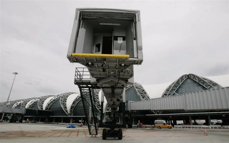 11 af portene i Bangkoks nye lufthavn er ude af drift, mens renovationsarbejdet på startbanerne står på 