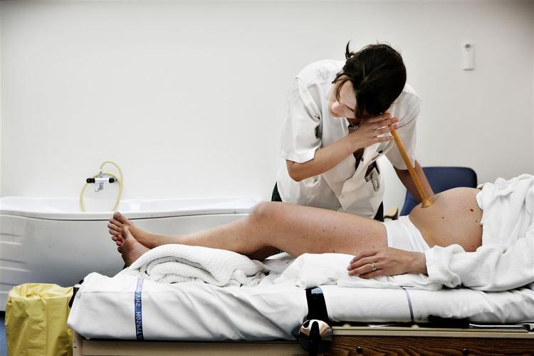 Jordemoder på Hvidovre Hospital tjekker det ufødte barns hjertelyd. 