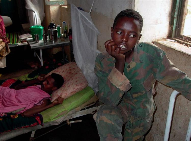 En børnesoldat i Somalia. I dag har en række lande forpligtet sig til at bekæmpe rekruttering af børnesoldater. 