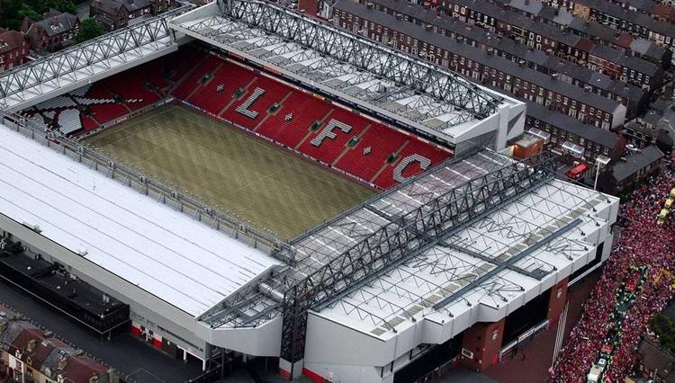 Den reelle købssum for Liverpool FC lyder på ca. 2,8 milliarder kroner, men ifølge BBC, så har de kommende ejere lovet at bygge et nyt stadion til en værdi af 2,2 milliarder kroner. Anfield (billedet) blev taget i brug for over 100 år siden. 