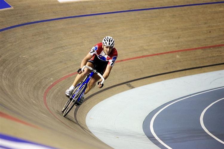 Alex Rasmussen fra par nummer syv er på vej rundt på banen i Ballerup. 