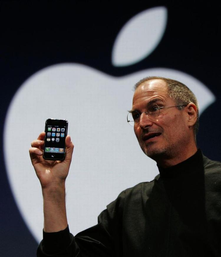 Topchef i Apple, Steve Jobs, demonstrerer den nye iPhone i San Fransisco i dag. 