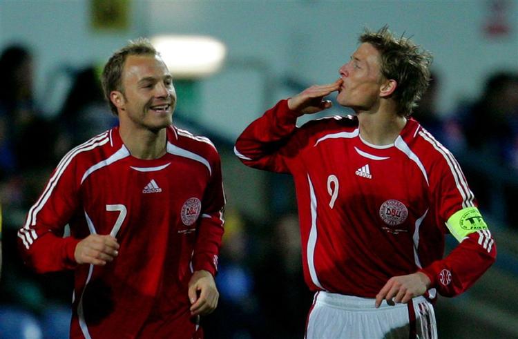 Jon Dahl Tomasson jubler over en af to scoringer sammen med Lars Jacobsen. 