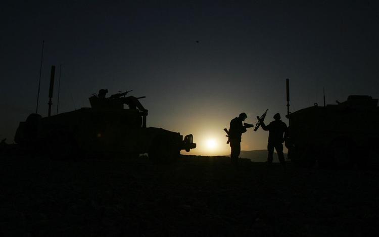 Afghanske soldater står vagt ved lejr i Kandahar sammen med koalitionsstyrker. 