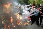 Sydkoreanske aktivister afbrænder en dukke forestillende den nordkoreanske diktator Kim Jong-Il under en demonstration for nylig. 