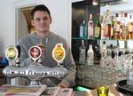 Den nye caféejer Nicolas Lund bag baren. 
