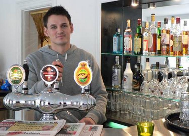 Den nye caféejer Nicolas Lund bag baren. 