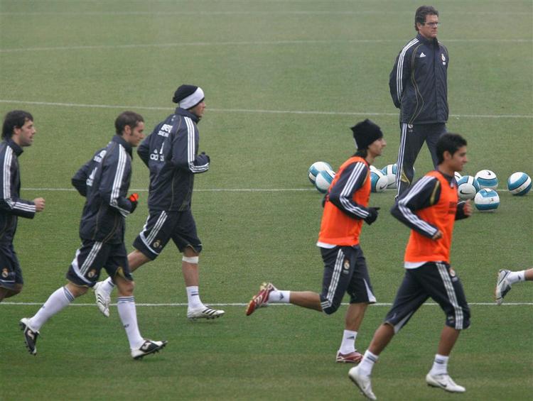 David Beckham (med sorthvid tophue) træner videre i Real Madrid i håbet om, at Fabio Capello på et tidspunkt vil benytte ham. 